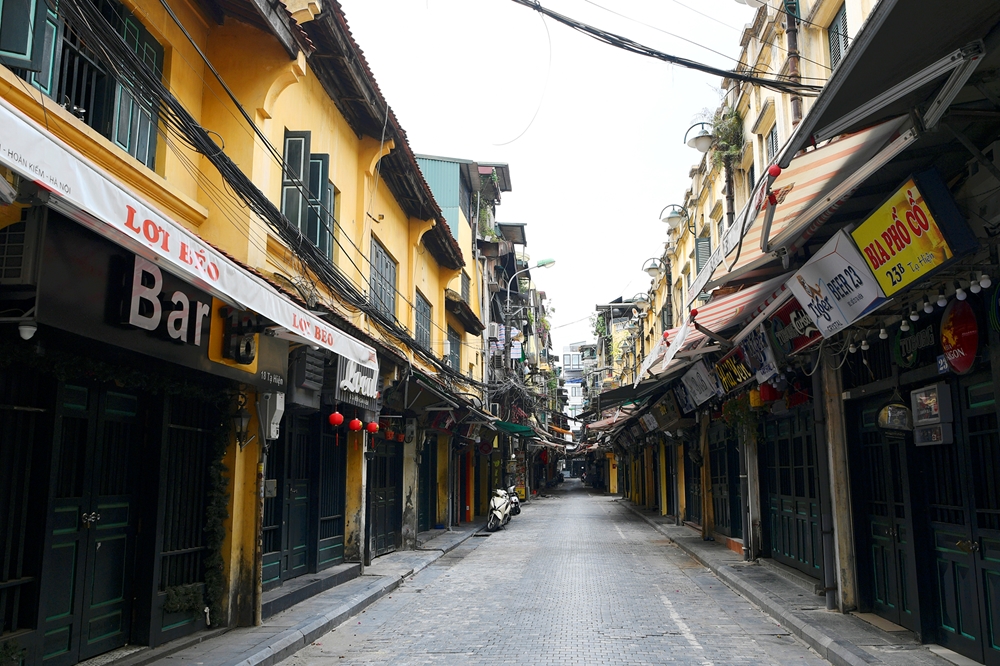 Bên trong khu Phố Cổ, các hàng quán đồng loạt đóng cửa thực hiện Chỉ thị của UBND Thành phố.